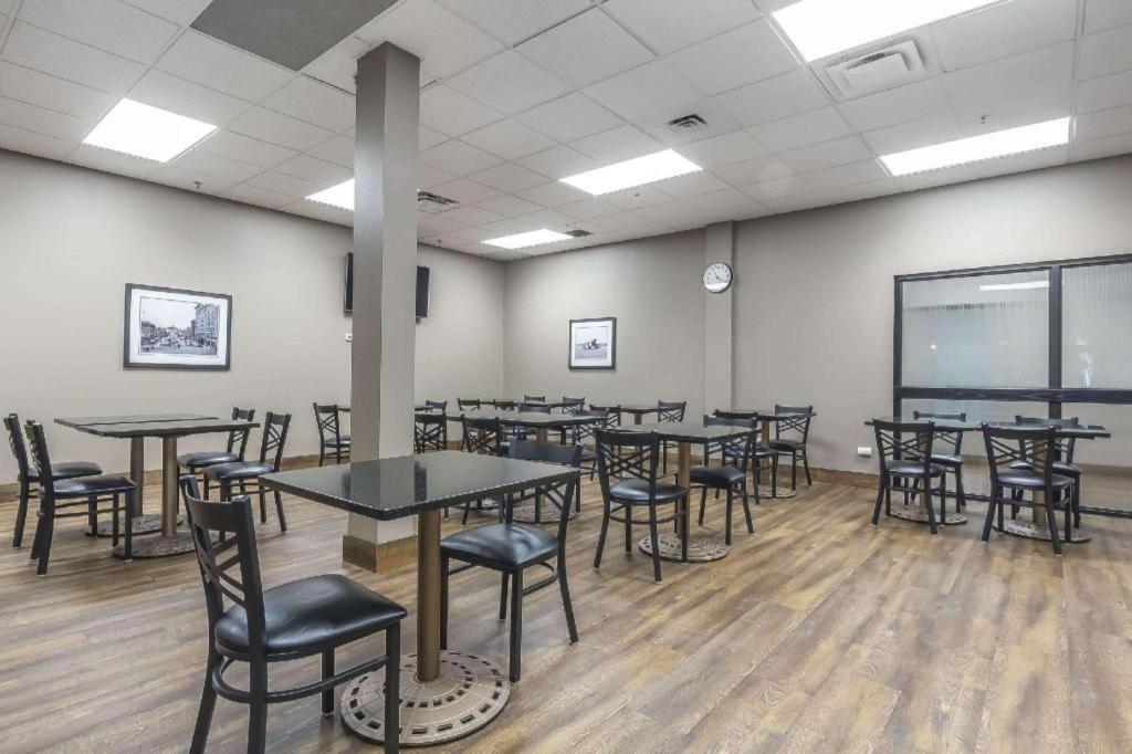 Quality Inn & Suites Saskatoon Exterior photo